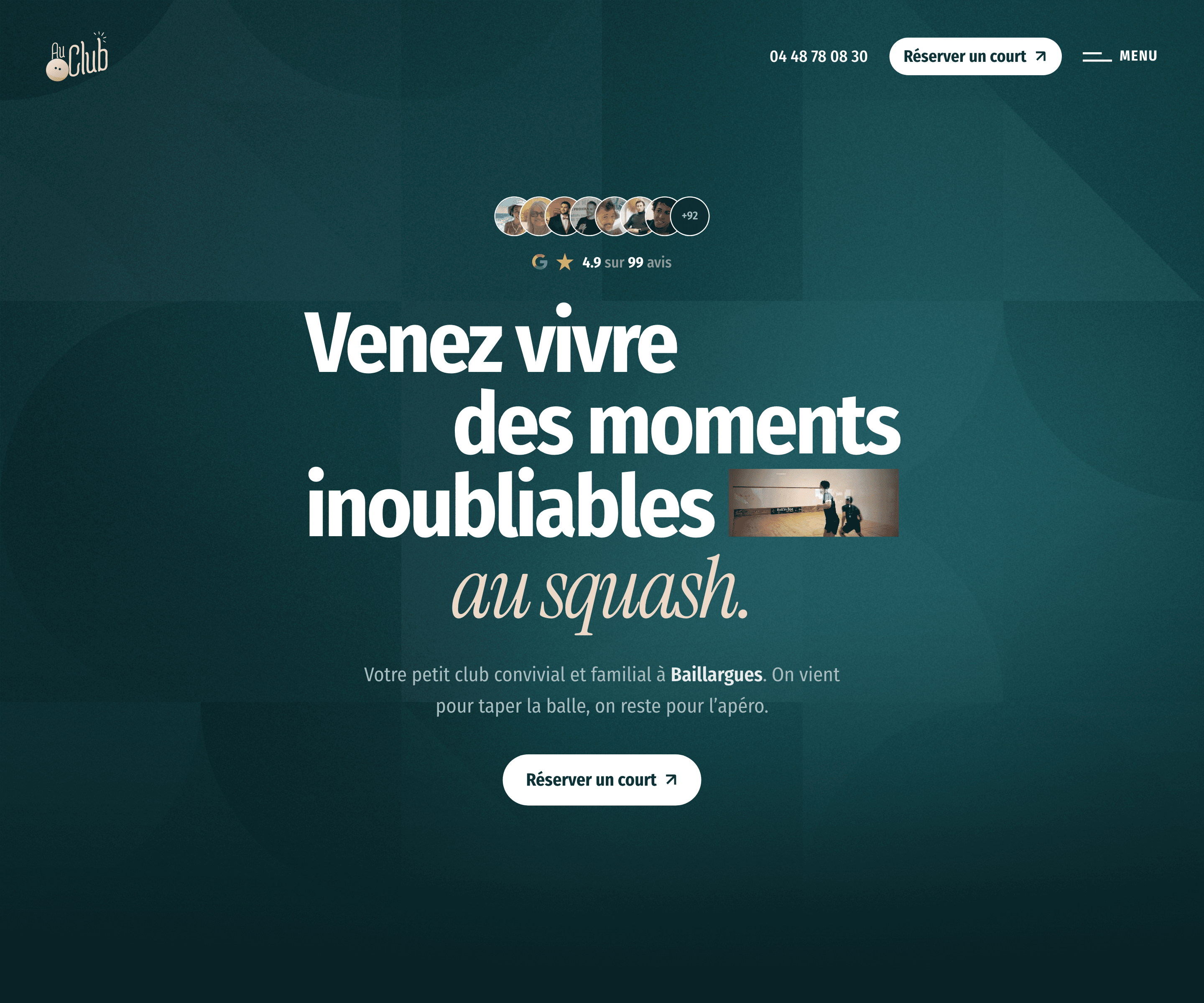La page d'accueil du site Au Club : le titre « Venez vivre des moments inoubliables au squash » sur un vert profond, au-dessus des avis Google et du bouton de réservation